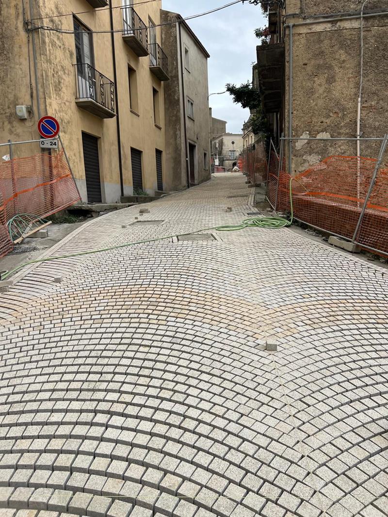 RIQUALIFICAZIONE PAVIMENTAZIONE CENTRO STORICO DI MONTALTO UFFUGO (CS) - Cubetti di granito giallo